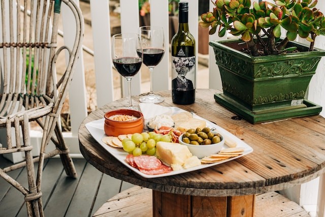 wine, bar, outdoor dining and veranda